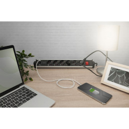 Digitus Hálózati Elosztó Kapcsolóval 6DIN, 3xUSB 1,5m Black